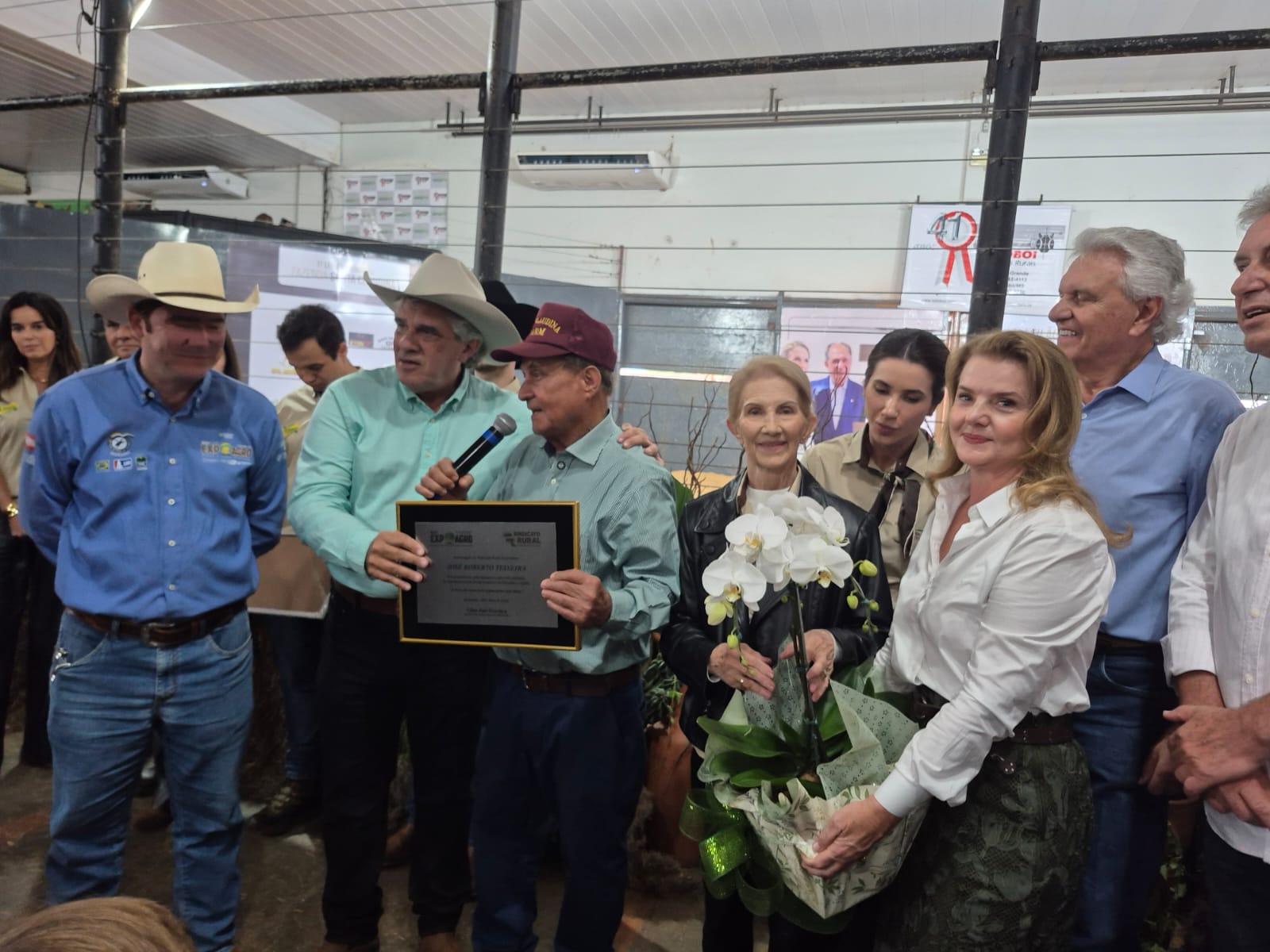 Gino homenageia Zé Teixeira e diz que 1º Leilão Produção Fazenda Santa Claudina é histórico - Expoagro Dourados MS
